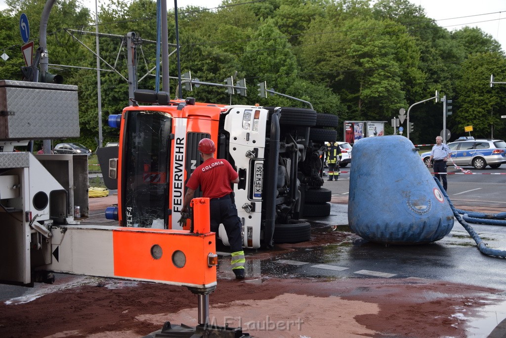 TLF 4 umgestuerzt Koeln Bocklemuend Ollenhauer Ring Militaerringstr P158.JPG - Miklos Laubert